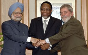 Indian Prime Minister Manmohan Singh, then South African President Kgalema Motlanthe and Brazilian President Luiz Inácio Lula da Silva, meeting in New Delhi in October 2008